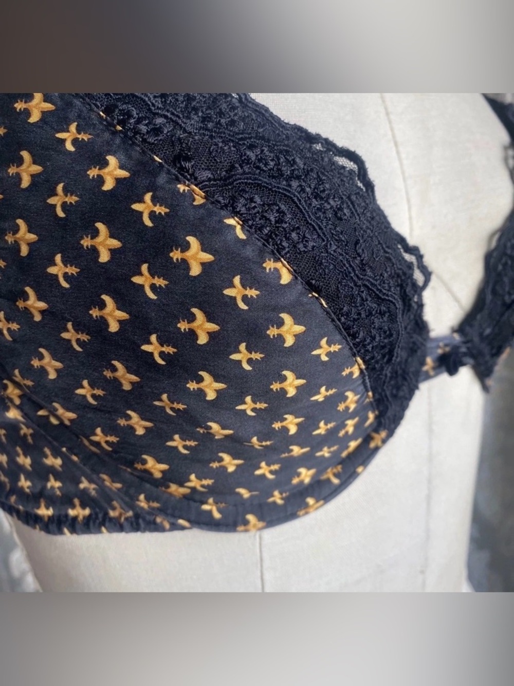 Vtg 90’s VS heart label Black & gold fleur-de-lis blaconette bras detail ! 32C